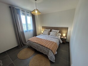 Room - Aniane villa for 6 people with a pool and air conditioning. Hérault Valley. Devil's Bridge, (Aniane)