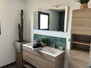 Bathroom - Vrbo Property (Aniane)