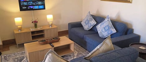 House, 2 Bedrooms, Balcony, Garden View | Living area