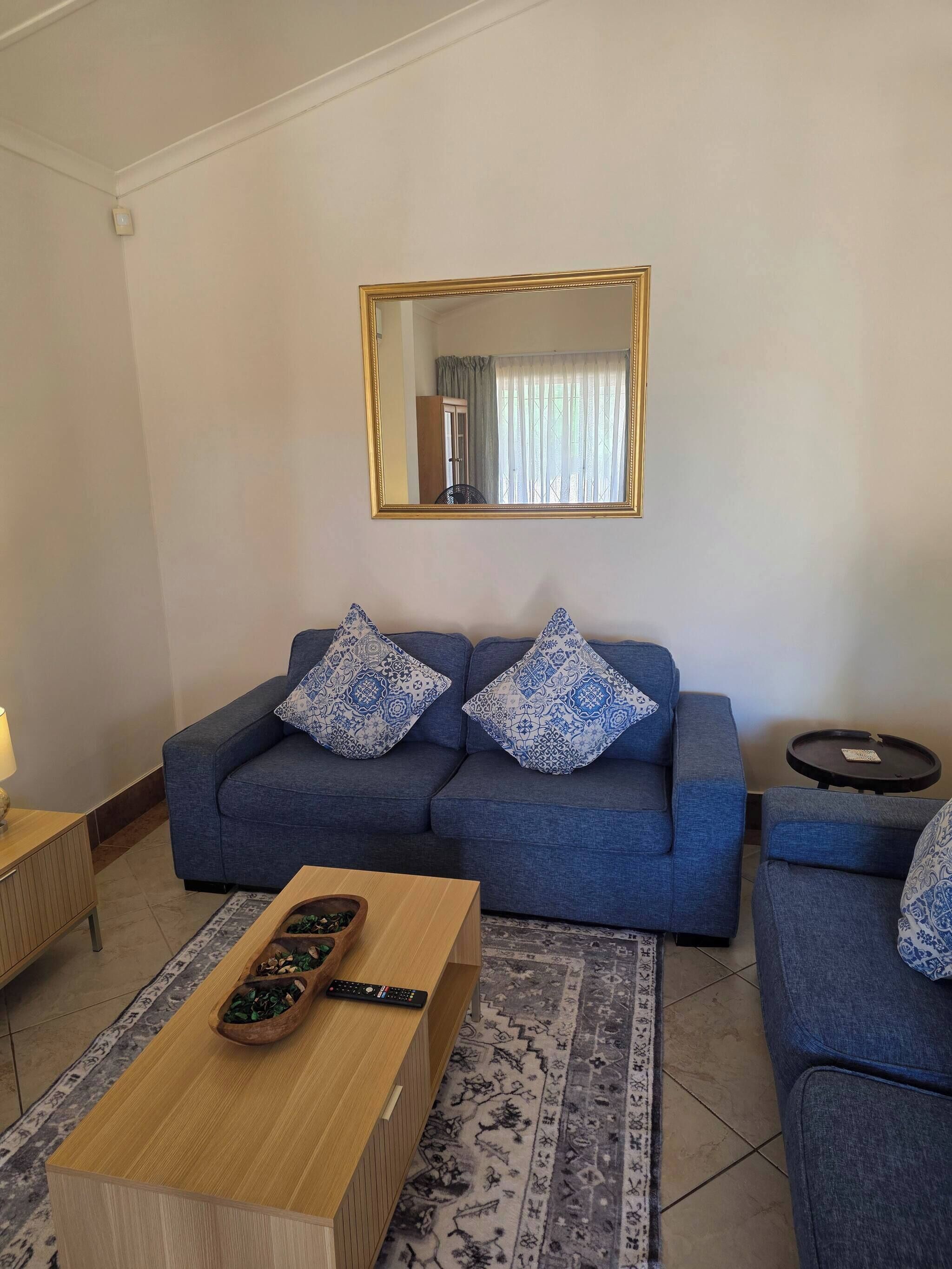 House, 2 Bedrooms, Balcony, Garden View | Ruang tamu | Buku-buku 