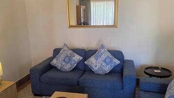 House, 2 Bedrooms, Balcony, Garden View | Ruang tamu | Buku-buku