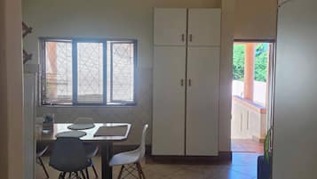 Rumah, 2 kamar tidur, balkon, pemandangan kebun | Tempat makan