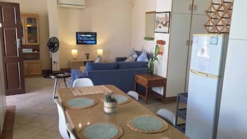 Huis, 2 slaapkamers, balkon, uitzicht op tuin | Dineerruimte