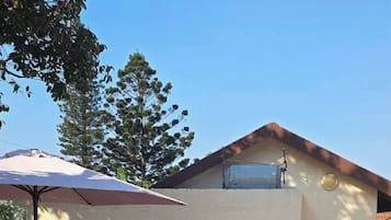 House, 2 Bedrooms, Balcony, Garden View | Outdoor dining