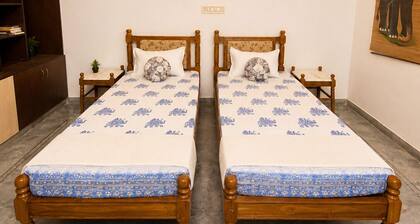 3BHK Homestay in Udaipur, Lake View Private Terrace & Parking