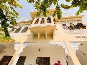 تفاصيل الفندق من الخارج