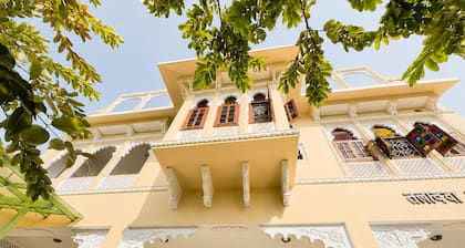 3BHK Homestay in Udaipur, Lake View Private Terrace & Parking