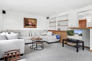 TV, fireplace, offices - Waterfront Paradise! 3 Queen Beds, Chef`s Kitchen (Wolverine Lake)