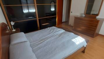 Iron/ironing board, bed sheets