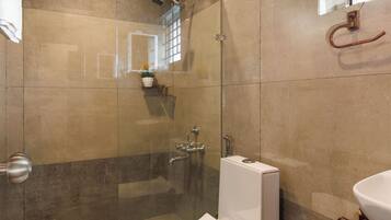 Apartment (1 Bedroom) | Bathroom | Shower, towels, soap