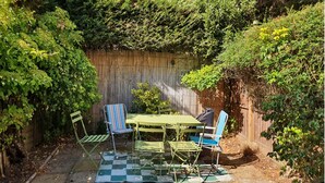 Outdoor dining - Beautiful and spacious 2 Double Bed, 2 Bath Garden Flat, Ealing, London, W5 (London)