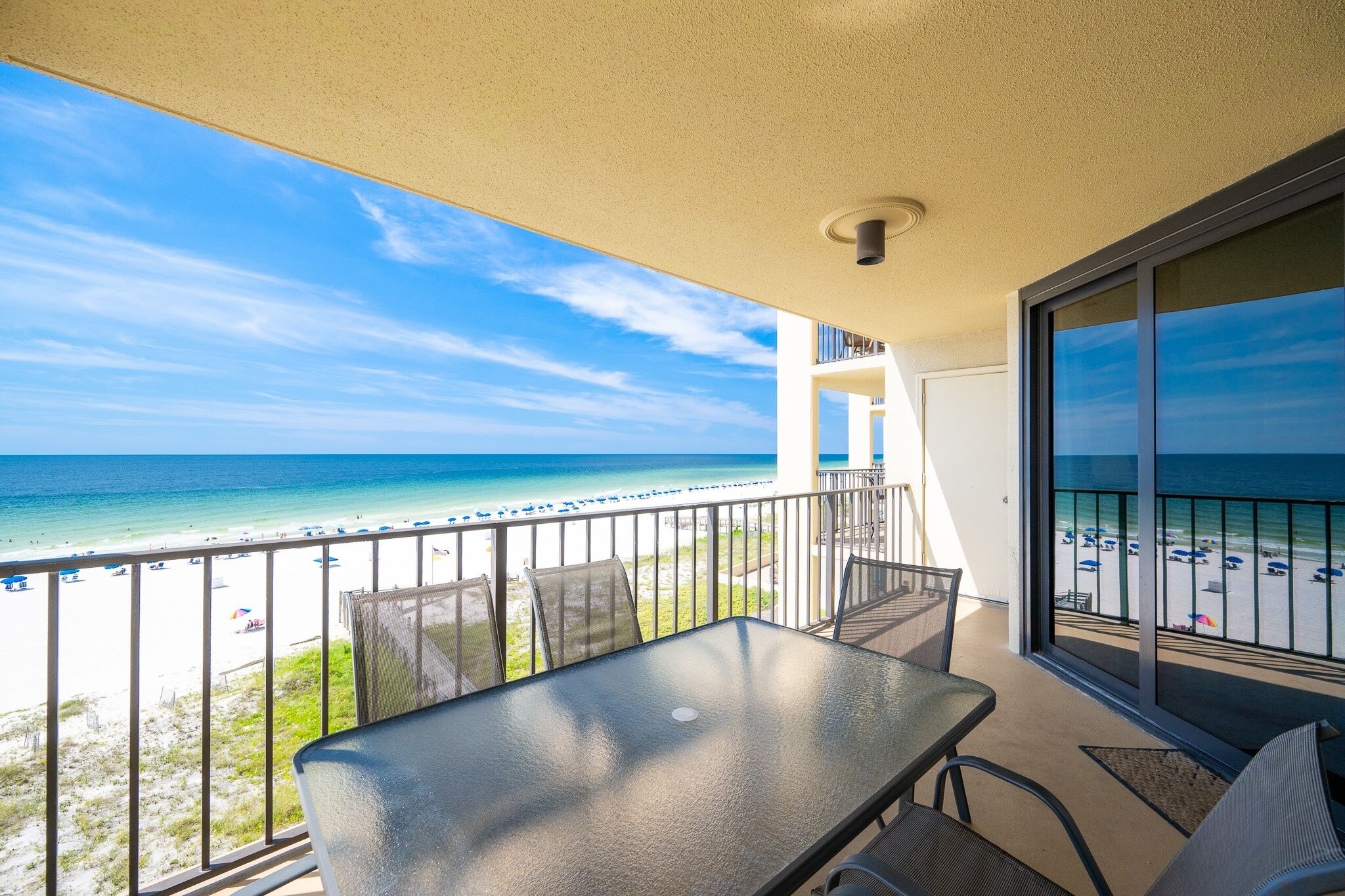 Un balcon avec vue sur la plage et l’océan.