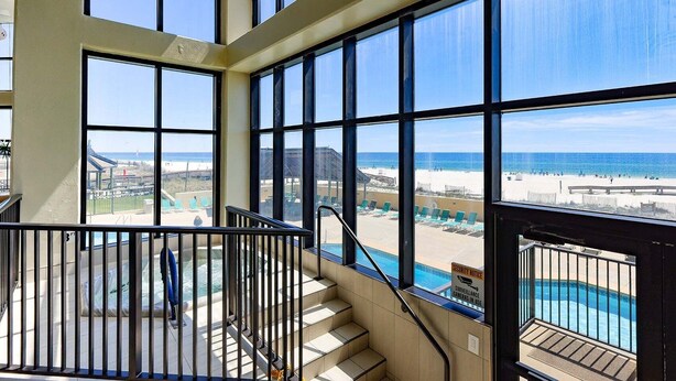 L'intérieur d'un hôtel avec vue sur une plage et une piscine.