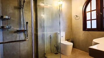 Ducha, artículos de tocador gratuitos, secador de pelo, toallas