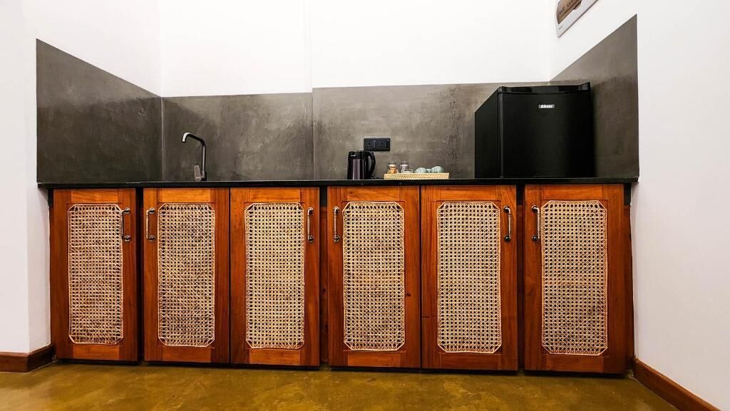 Una cocina con refrigerador incorporado, cafetera y lavaplatos.