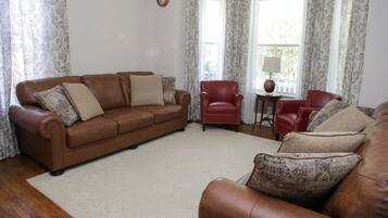 House, 4 Bedrooms | Living area | Smart TV