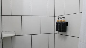 Maison, 4 chambres | Salle de bain | Serviettes fournies, shampoing