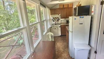 Cabin, 2 Bedrooms | Private kitchen