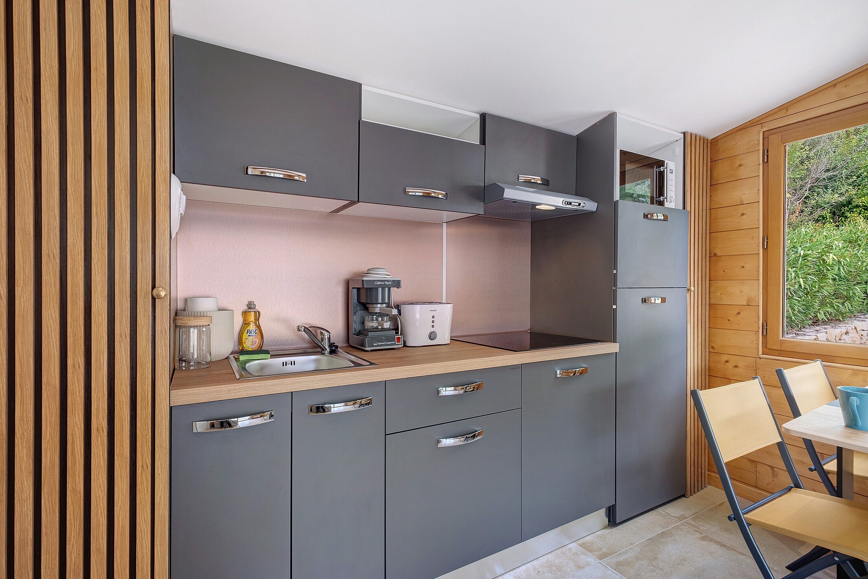 Coffee/tea maker, fridge, microwave, stovetop