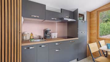 Coffee/tea maker, fridge, microwave, stovetop
