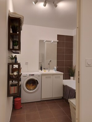 Een haardroger, handdoeken, toiletpapier