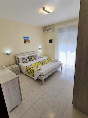 2 bedrooms, Internet, bed sheets - 100 m² apt with free parking over the citrus garden– for families in Trappitello (Trappitello)
