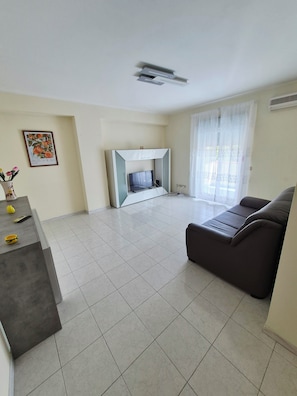 Living area - 100 m² apt with free parking over the citrus garden– for families in Trappitello (Trappitello)