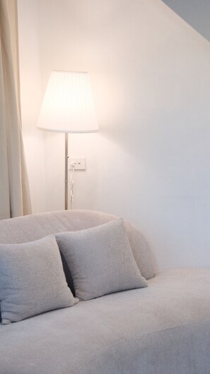 A bedroom with a bed, a lamp, and a wall socket. - Modern Private Pool Villa in Sukhumvit (Padma Pool Villa) (กรุงเทพมหานคร)