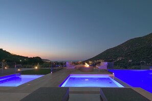A rooftop terrace with a pool, seating area, and a view of the landscape. - Vitsila Villa II, Design, Sea Views & Family Fun (Rethymno)