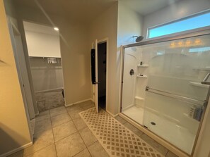 Bathroom - Charming 4BR/3B home with pool access near Superstition Mountains (Apache Junction)
