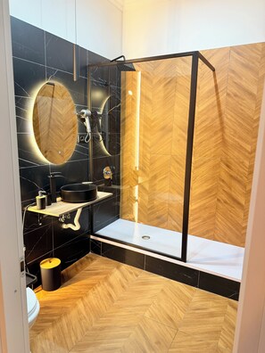 Casa de ciudad Deluxe | Baño | Amenidades de baño gratuitas, secadora de cabello, toallas, jabón 