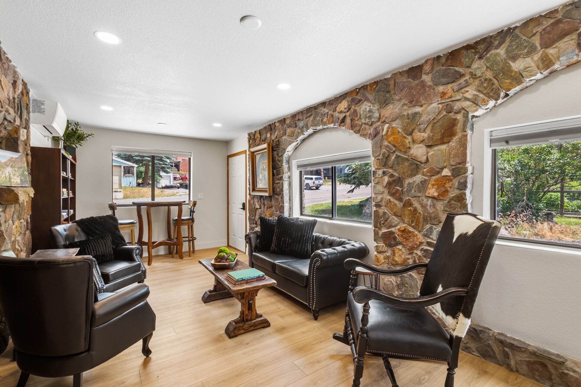 Smart TV, fireplace, books, offices