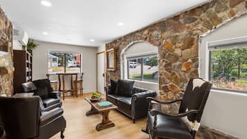 Smart TV, fireplace, books, offices
