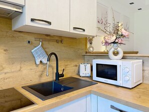 Eine moderne Küche mit eingebauter Mikrowelle, einer Spüle und einem Toaster.