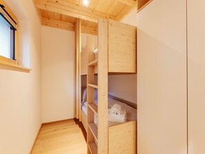 Ein schmaler Korridor mit Holzdielen und Holzbalkendecke.