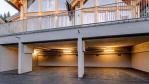En parkeringskælder med flere niveauer, betonstolper og gelænder.