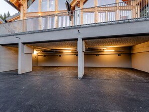 Eine mehrgeschossige Tiefgarage mit Betonpfeilern und einem Metallgeländer.