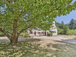 A white building with a porch and a large tree in front. - Fouesnant, family house for 10 with garden (Fouesnant)