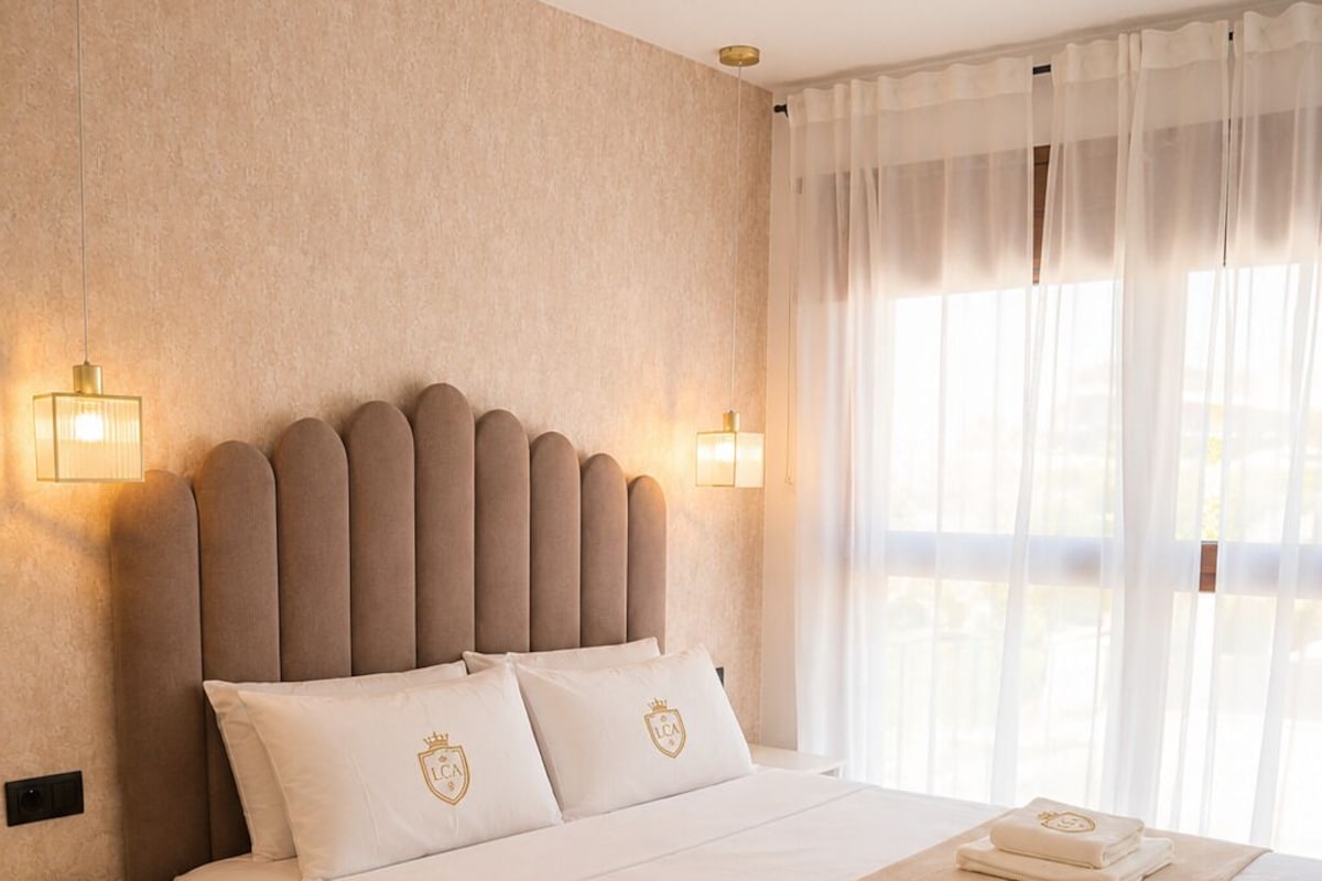 Roupas de cama premium, edredons de pluma, cofres nos quartos