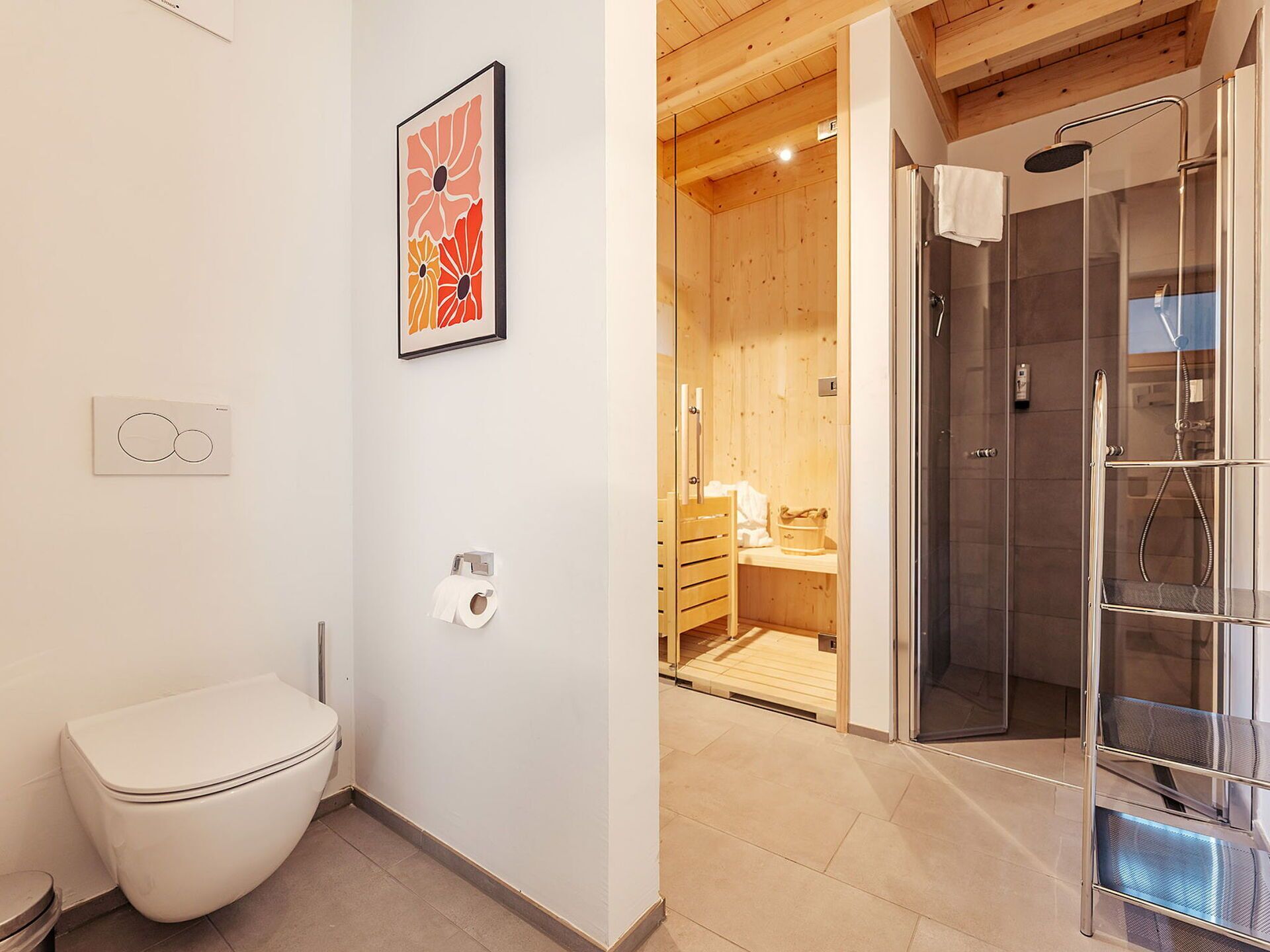 Une salle de bain moderne avec des toilettes, un espace douche et un intérieur en bois.