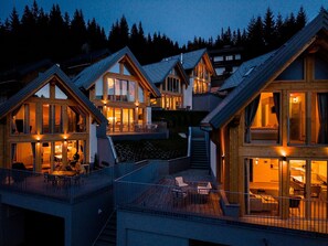 A multi-story lodge with large windows and balconies, surrounded by trees. - Stunning  villa for 2 people with WIFI, TV, terrace and pets allowed (Lachtal)