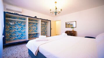 Cortinas opacas, tabla de planchar con plancha, wifi gratis