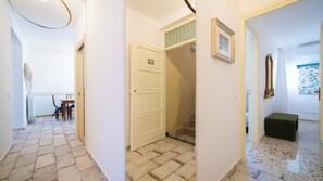 Un couloir avec un coin repas, un escalier et une pièce dotée d’une fenêtre.