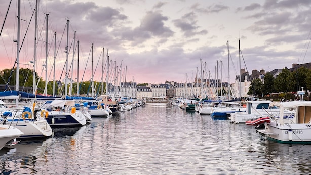 A marina with numerous boats docked, a calm water surface, and a backdrop of buildings. - Modern house for 7 with heated pool (Arradon)