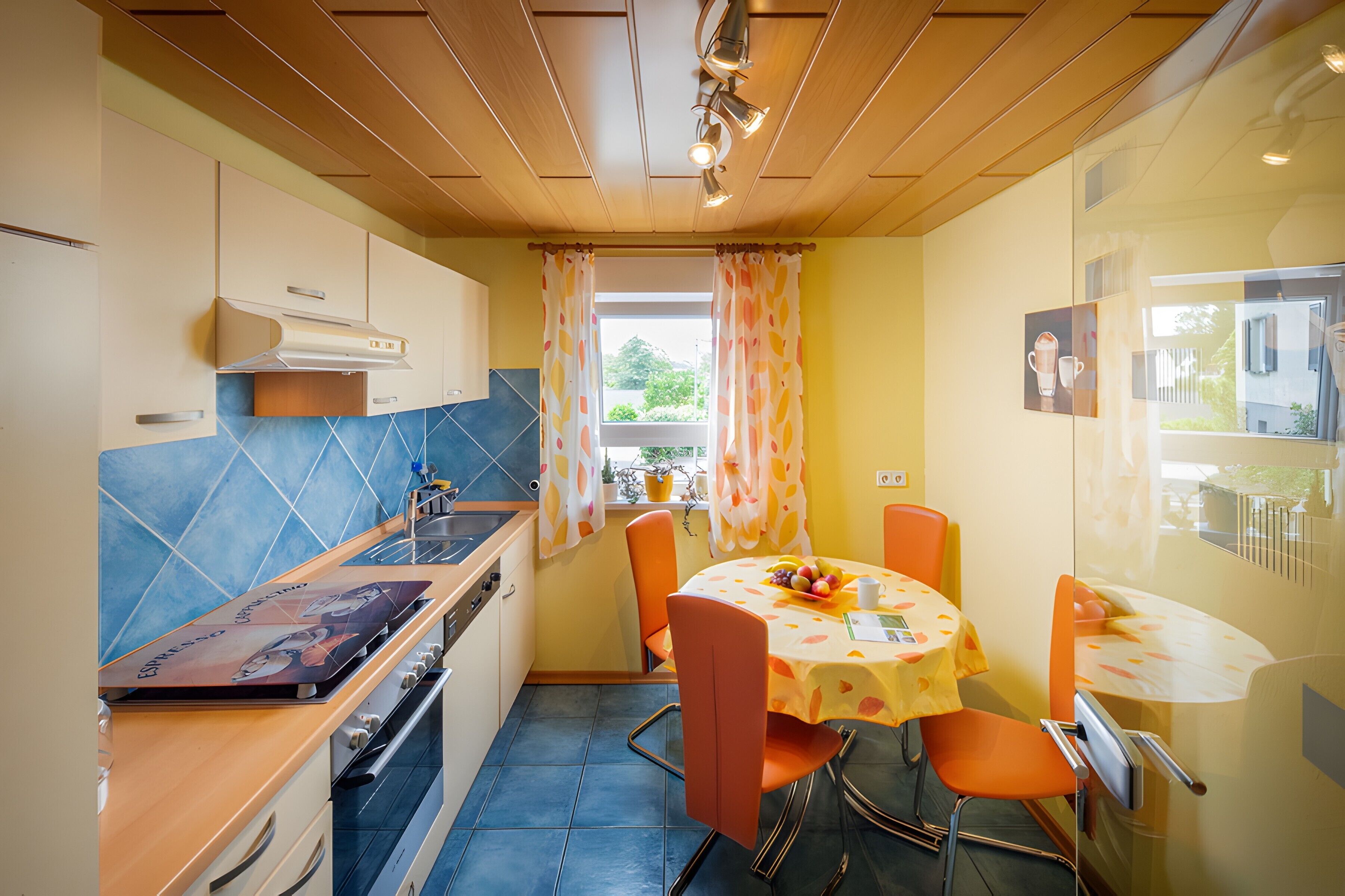 Wasserkocher mit Kaffee-/Teezubehör, Kühlschrank, Mikrowelle, Ofen