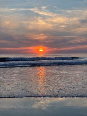 A sunset over a beach with waves. - 26 West – Duplex for 4, Westerland, 2 bathrooms, west-facing balcony, 10 min. to the beach (Sylt)