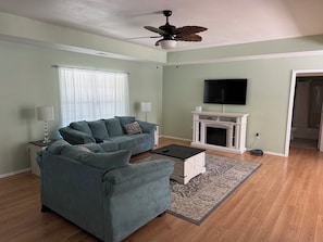 Smart TV - Charming 3-bedroom house in Russellville, close to Tech and power plant. (Russellville)