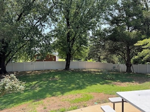 Outdoor dining - Charming 3-bedroom house in Russellville, close to Tech and power plant. (Russellville)
