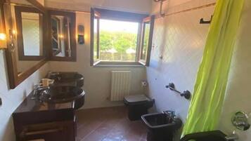 Appartamento Attico, vista giardino | Baño