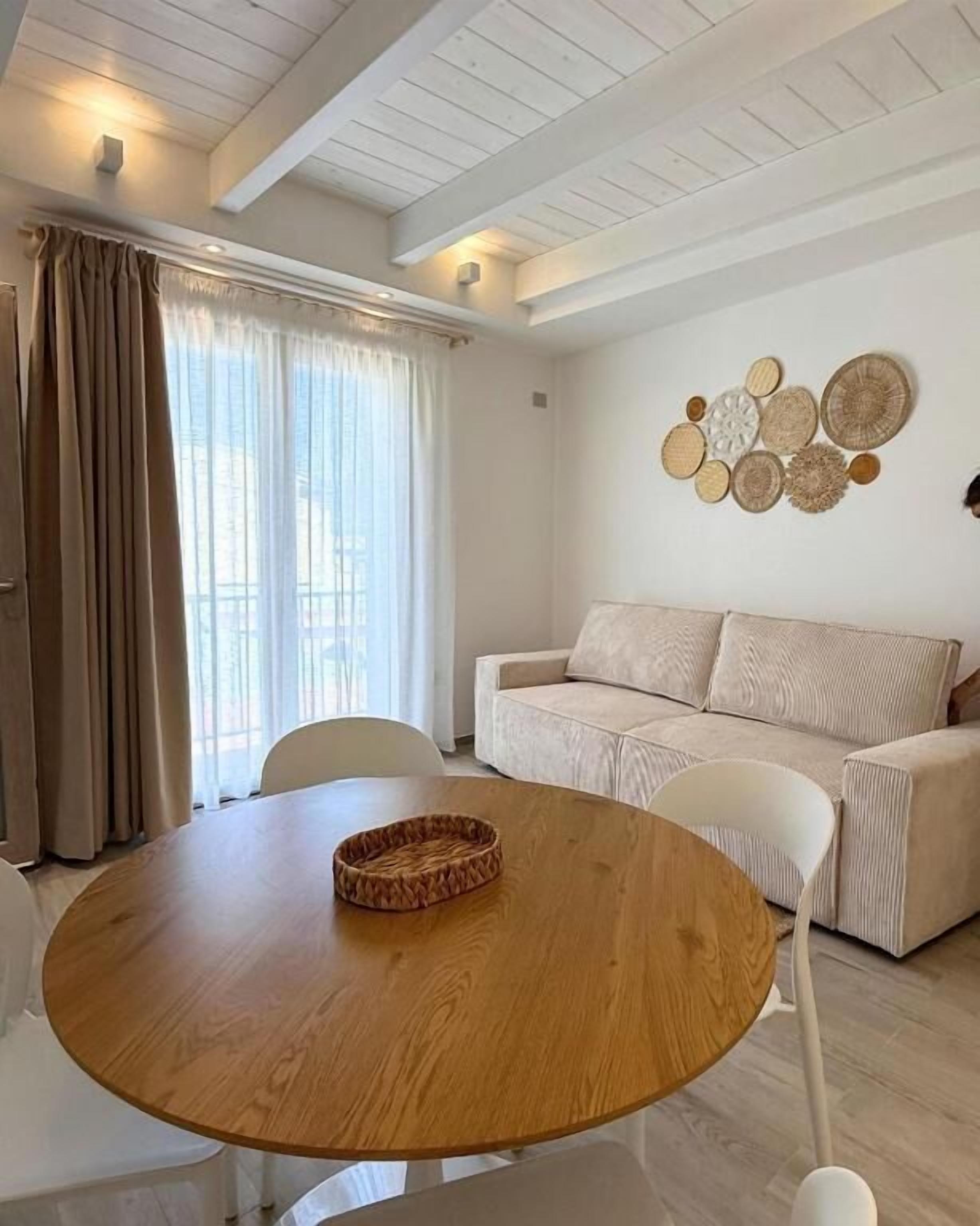 Deluxe Apartment, City View | Living area